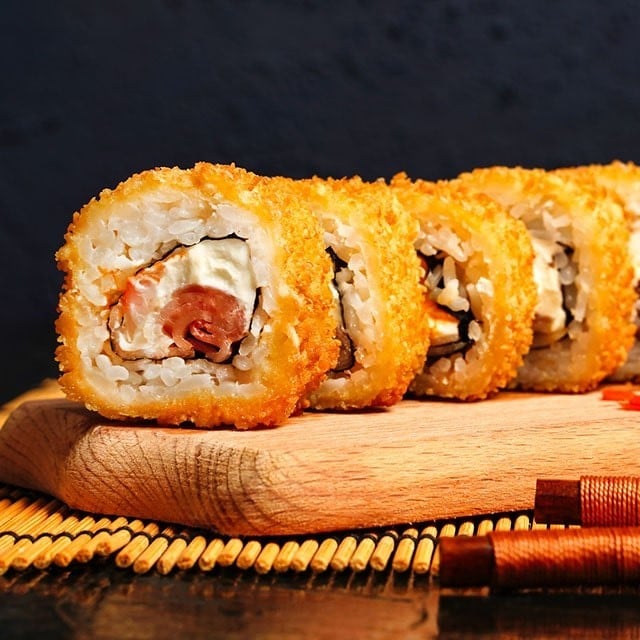 Sushi empanizado, el toque original para tu menú de Cuaresma